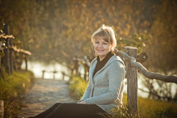 Meisje met een boeket — Stockfoto