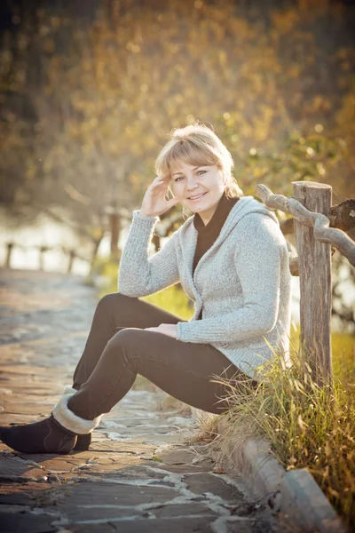 Mädchen mit einem Strauß — Stockfoto