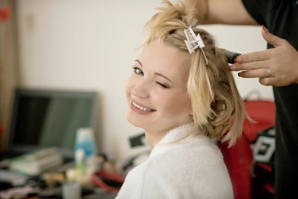 ビューティー サロンでのクライアントと美容師。髪型をしている女の子 — ストック写真