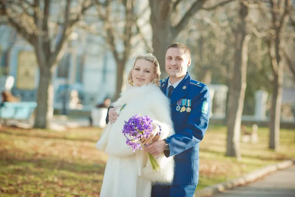 Mariage, mariée et marié dans le parc — Photo
