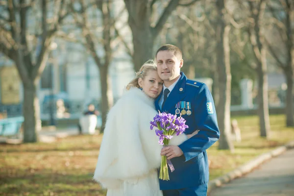 Matrimonio, sposa e sposo nel parco — Foto Stock