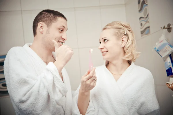 Vrouw en man tanden poetsen — Stockfoto