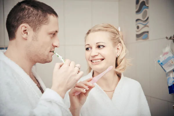 Mulher e homem escovando os dentes — Fotografia de Stock