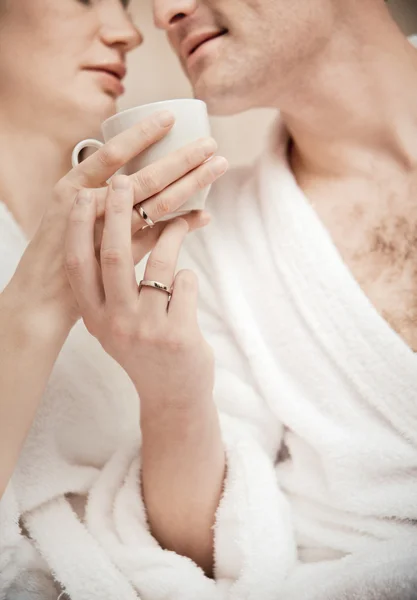 Vrouw en man het drinken van thee in de ochtend — Stockfoto