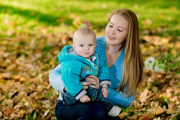 Familie in het park — Stockfoto