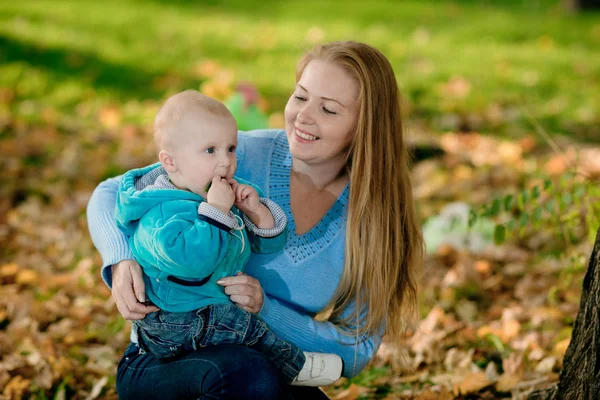 Familie in het park — Stockfoto