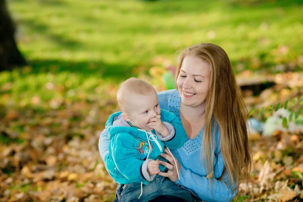 Familie in het park — Stockfoto