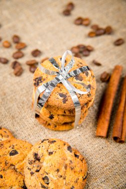 Bisküvi, tarçın ve kahve çekirdekleri çul üzerinde yalan