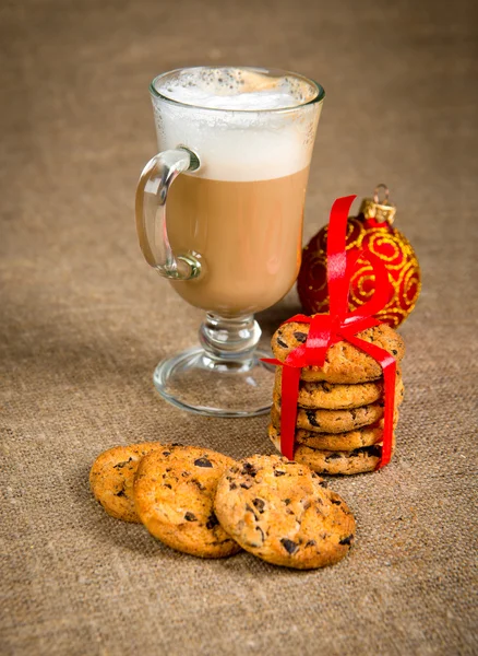 Tasse de cappuccino et biscuits — Photo
