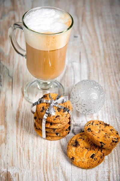 Bir fincan cappuccino ve tanımlama bilgileri — Stok fotoğraf