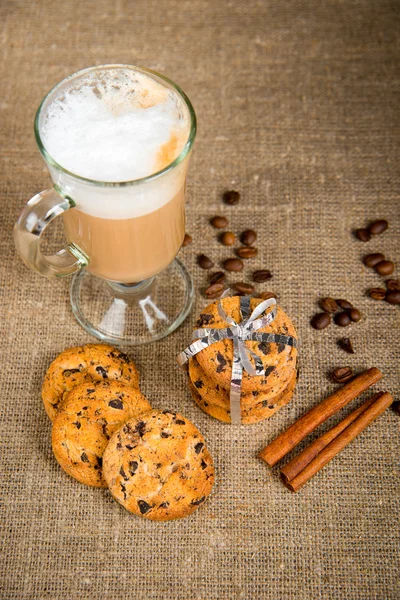 Muki cappuccinoa ja keksejä — kuvapankkivalokuva