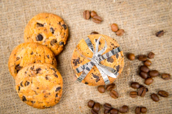 Bisküvi, tarçın ve kahve çekirdekleri çul üzerinde yalan — Stok fotoğraf