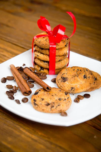 Cookies tied with ribbon on a white plate — Stock Photo, Image