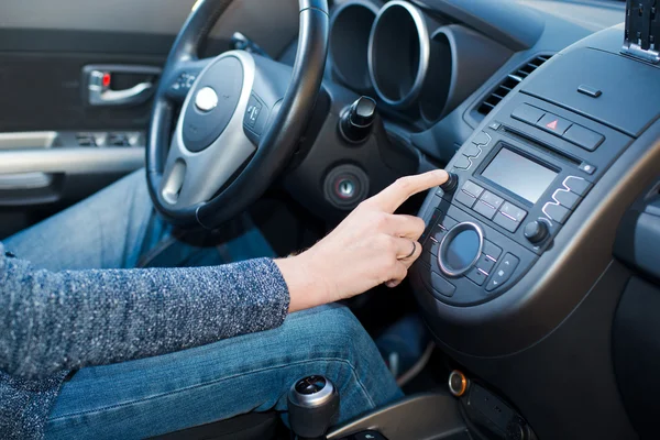 Homme conduisant une nouvelle voiture — Photo