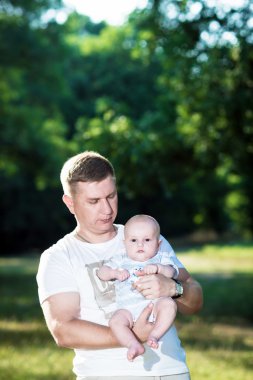 bir çocuk parkı ile mutlu bir adam