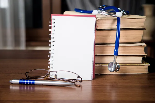 Phonendoscope. medicinska journaler, böcker — Stockfoto