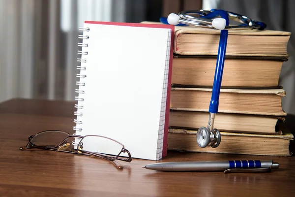 Phonendoskop. Krankenakten, Bücher — Stockfoto