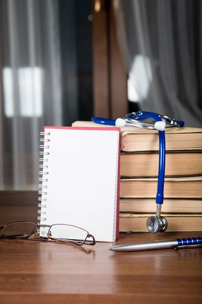 Phonendoskop. Krankenakten, Bücher — Stockfoto