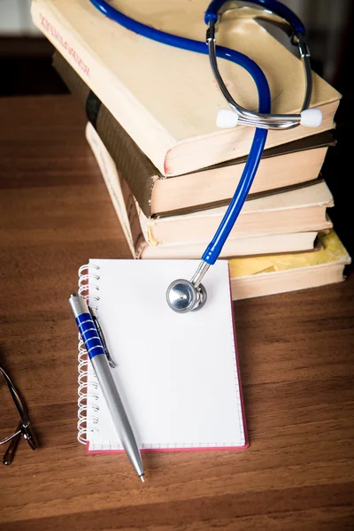 Phonendoscope. medicinska journaler, böcker — Stockfoto