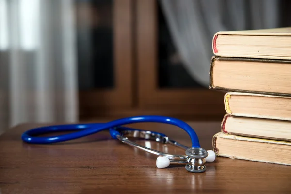 Fonendoscópio. registos médicos, livros — Fotografia de Stock