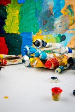 Fırçalar, boyalar, palet. çizim seti