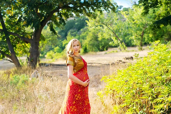 Pregnant woman in the park.Indian girl in dress — Stock Photo, Image