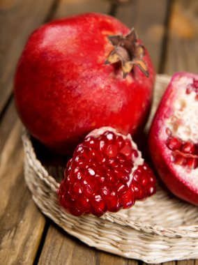 ahşap masa üzerinde olgunlaşmış sulu nar