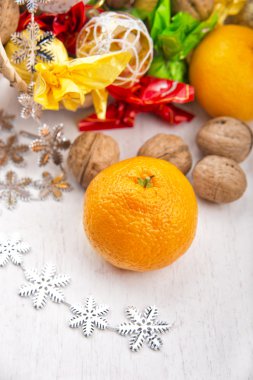 mutfak masasının üzerinde tatlı taze mandalina