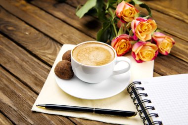 Kahve üzerine bir tahta masa, çikolatalı truffle