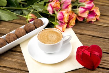 Kahve üzerine bir tahta masa, çikolatalı truffle