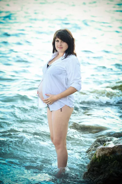 Mulher grávida no mar — Fotografia de Stock