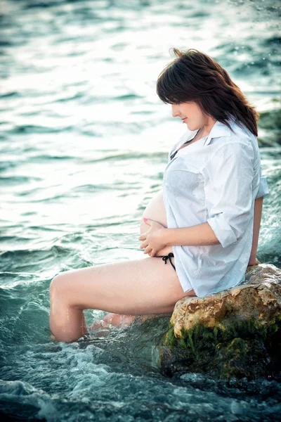 Pregnant woman on the sea — Stock Photo, Image