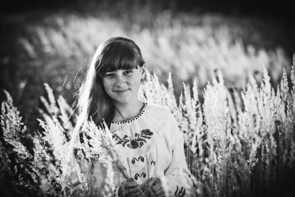 Retrato de menina bonita ao ar livre — Fotografia de Stock