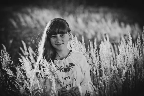 Portrait de belle fille en plein air — Photo