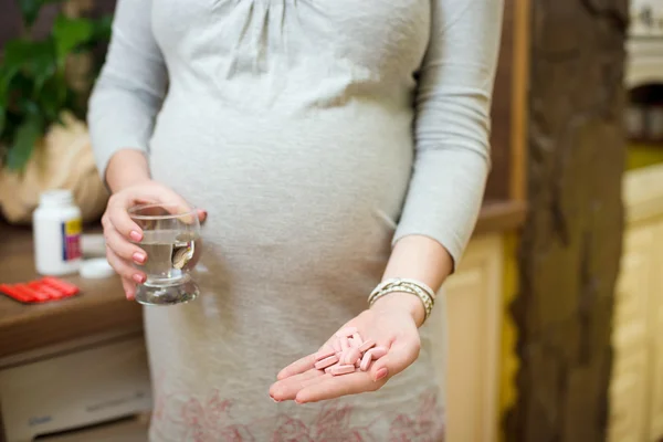 Pregnant woman taking pills. — Stock Photo, Image