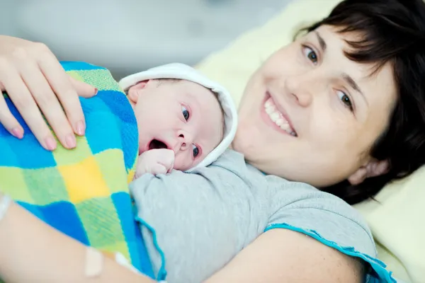 Kvinna med en nyfödd bebis. — Stockfoto