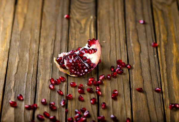 Fruta de granada sobre la mesa, — Foto de Stock