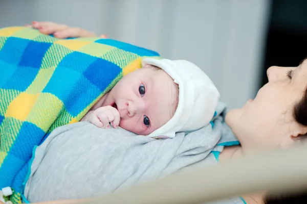 Yeni doğmuş bir bebek olan kadın. — Stok fotoğraf