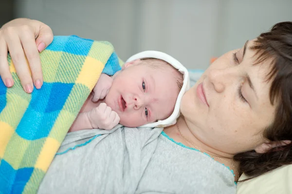 Little newborn baby in the arms of mother. — Stock Photo, Image