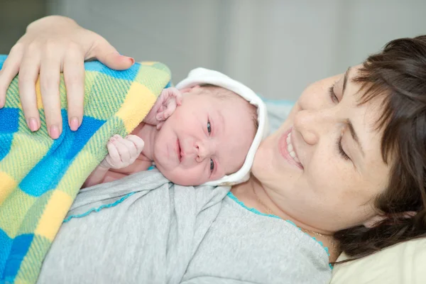 Little newborn baby in the arms of mother. — Stock Photo, Image