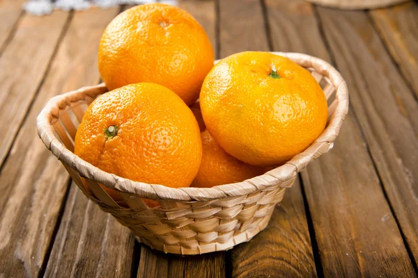 Tangerinas frescas em uma mesa de madeira — Fotografia de Stock