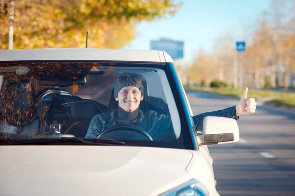 Homme conduisant une nouvelle voiture — Photo