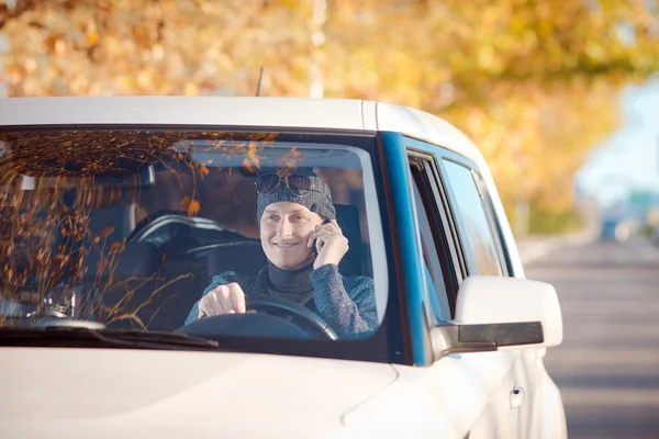 Homme conduisant une nouvelle voiture — Photo