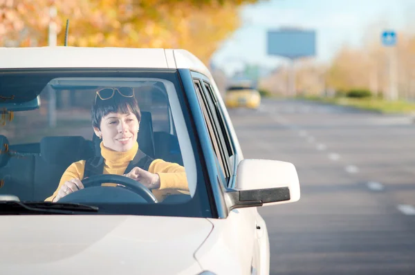 Žena řídí auto — Stock fotografie