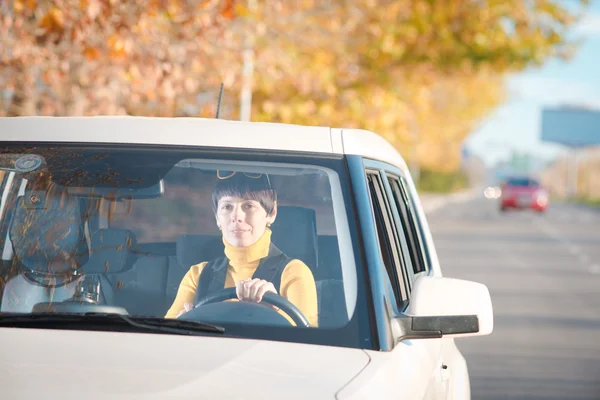 Femme conduisant une voiture — Photo