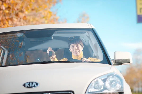 Femme conduisant une voiture — Photo