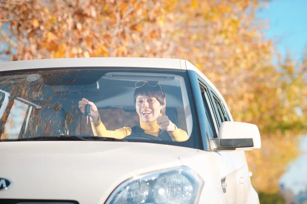 Femme conduisant une voiture — Photo