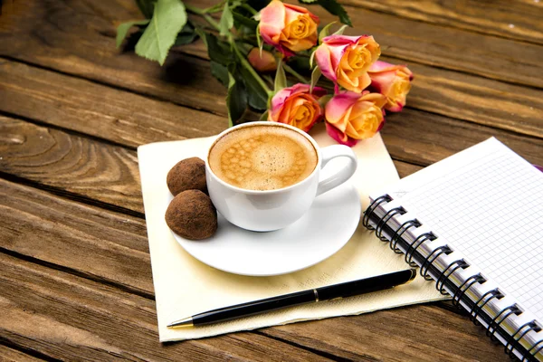 Kopje koffie op een houten tafel, chocolade truffel — Stockfoto