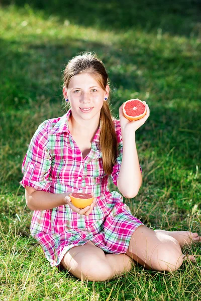 Une fille tient un agrume frais — Photo