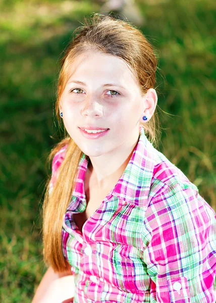 A girl holds a fresh citrus — Stock Photo, Image